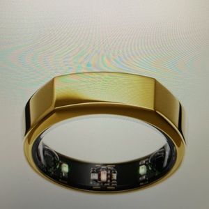 Women’s Oura Health Tracking Ring size 6 Brand new with original box and charger